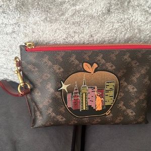 Almost new Coach large pouch !